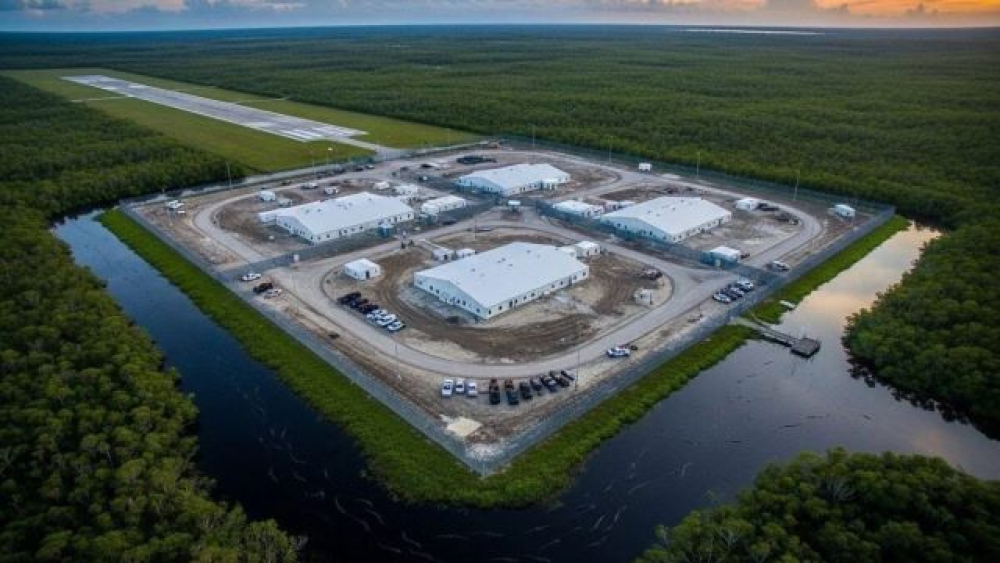 Primeiro grupo de imigrantes chega &agrave; 'Alcatraz dos jacar&eacute;s', centro de deten&ccedil;&atilde;o na Fl&oacute;rida