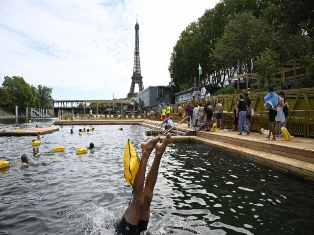 Banhistas mergulham no rio Sena, em Paris, reaberto para banho ap&oacute;s 102 anos