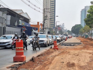 Demora nas obras, paralisadas com frequ&ecirc;ncia, tem causado graves problemas &agrave; mobilidade urbanau