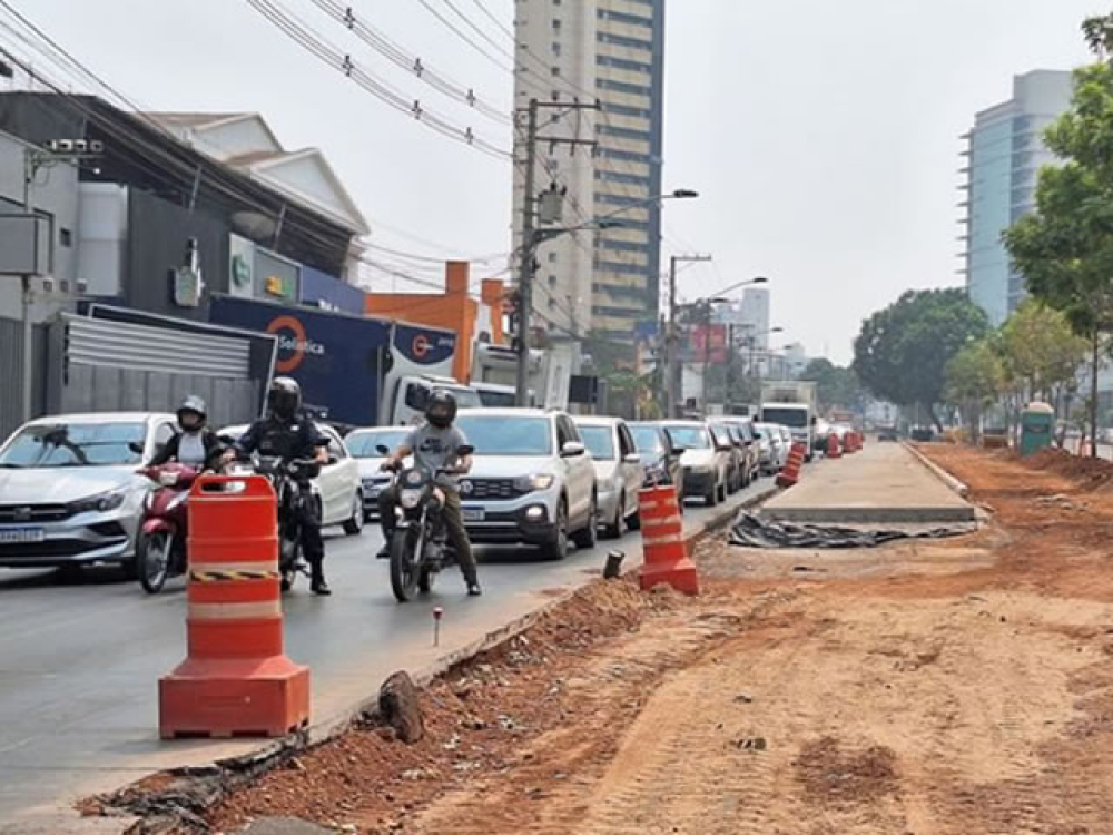 Demora nas obras, paralisadas com frequ&ecirc;ncia, tem causado graves problemas &agrave; mobilidade urbanau