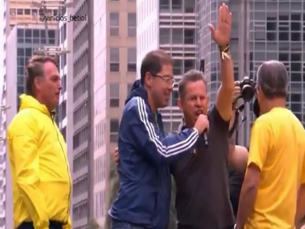 Sauda&ccedil;&atilde;o foi classificada como gesto supremacista como o do Elon Musk na posse de Trump