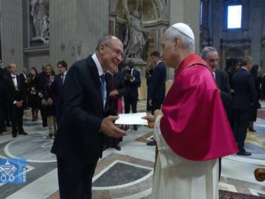 Alckmin entrega ao papa carta de Lula com convite para COP30