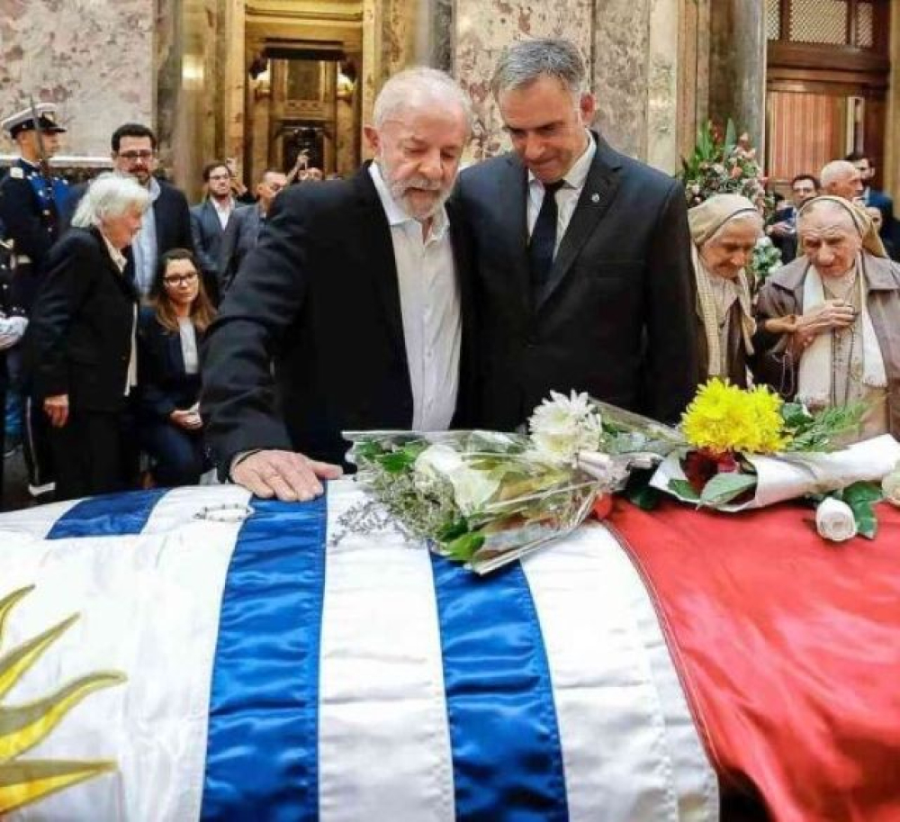 'Pessoas como Pepe Mujica n&atilde;o morrem', diz Lula no vel&oacute;rio do ex-presidente do Uruguai